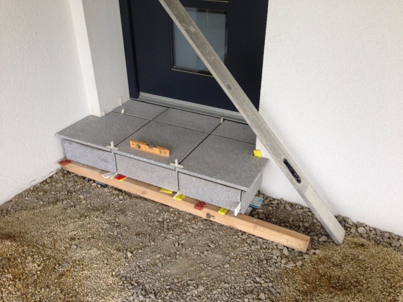 Passivhausblog | Eingangspodest mit verlegten Platten